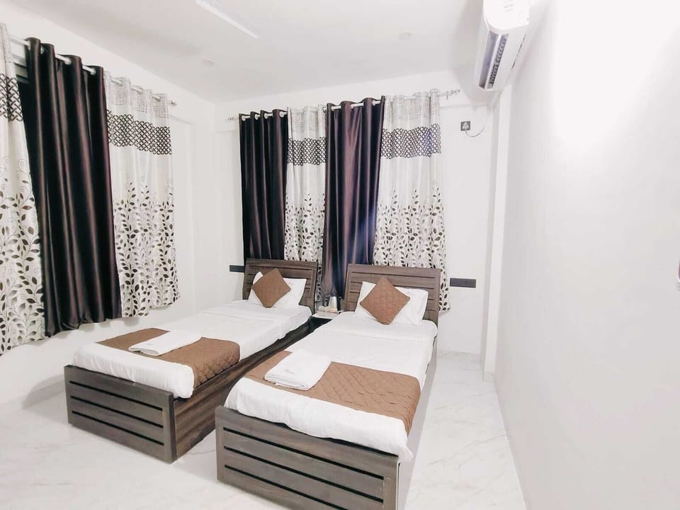 Deluxe Room | Iron/ironing board, free WiFi