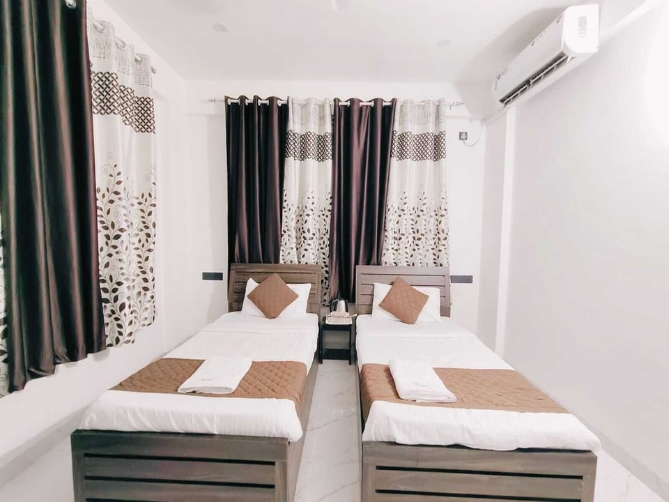 Deluxe Room | Iron/ironing board, free WiFi
