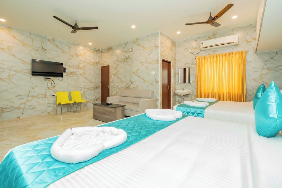 Premium Suite | Down comforters, in-room safe, desk, iron/ironing board