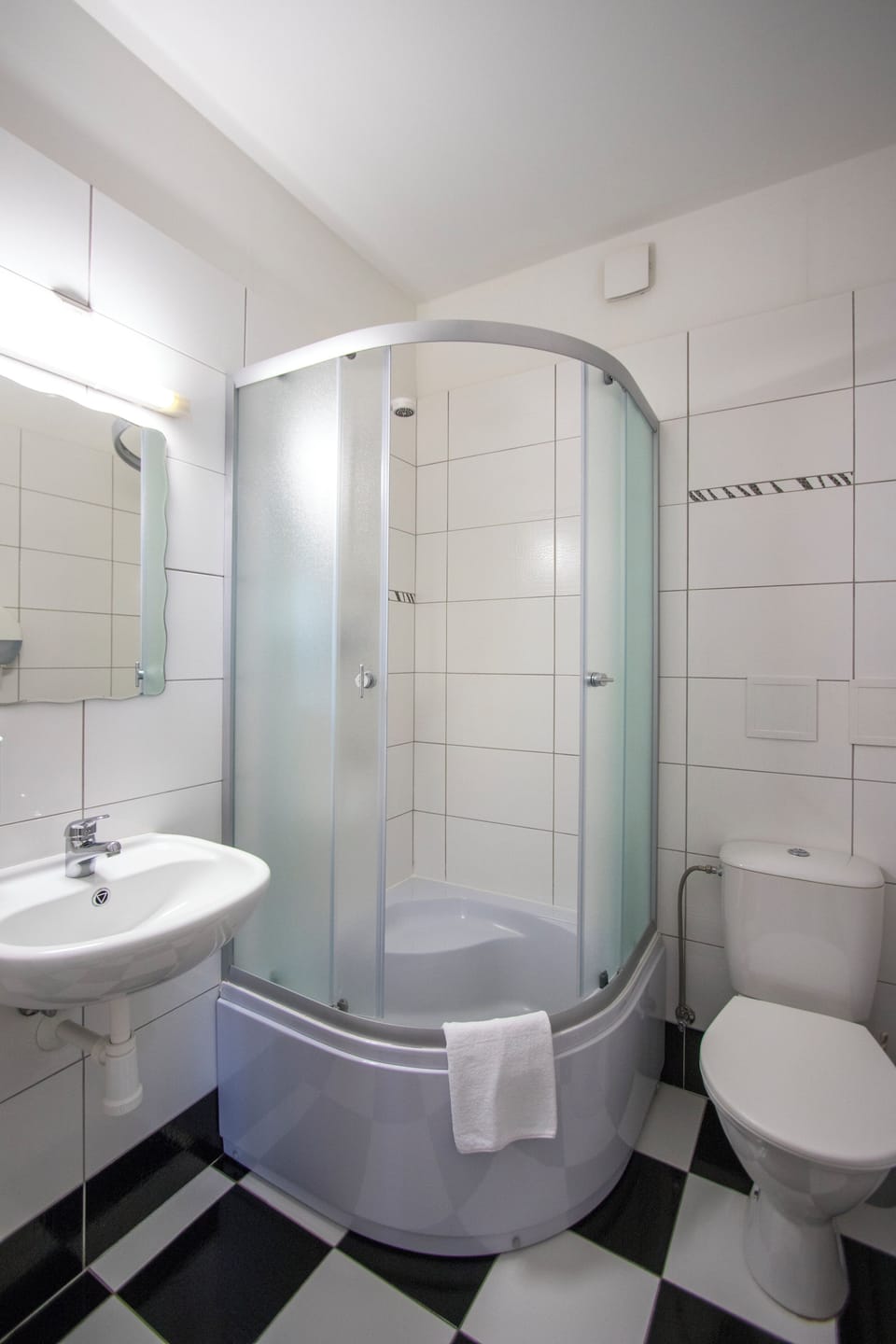 Triple Room | Bathroom | Shower, rainfall showerhead, hair dryer, towels