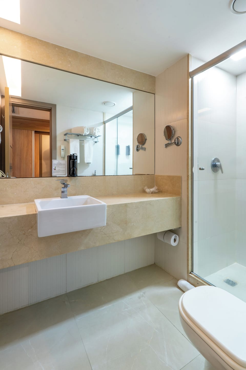 Shower, rainfall showerhead, free toiletries, hair dryer