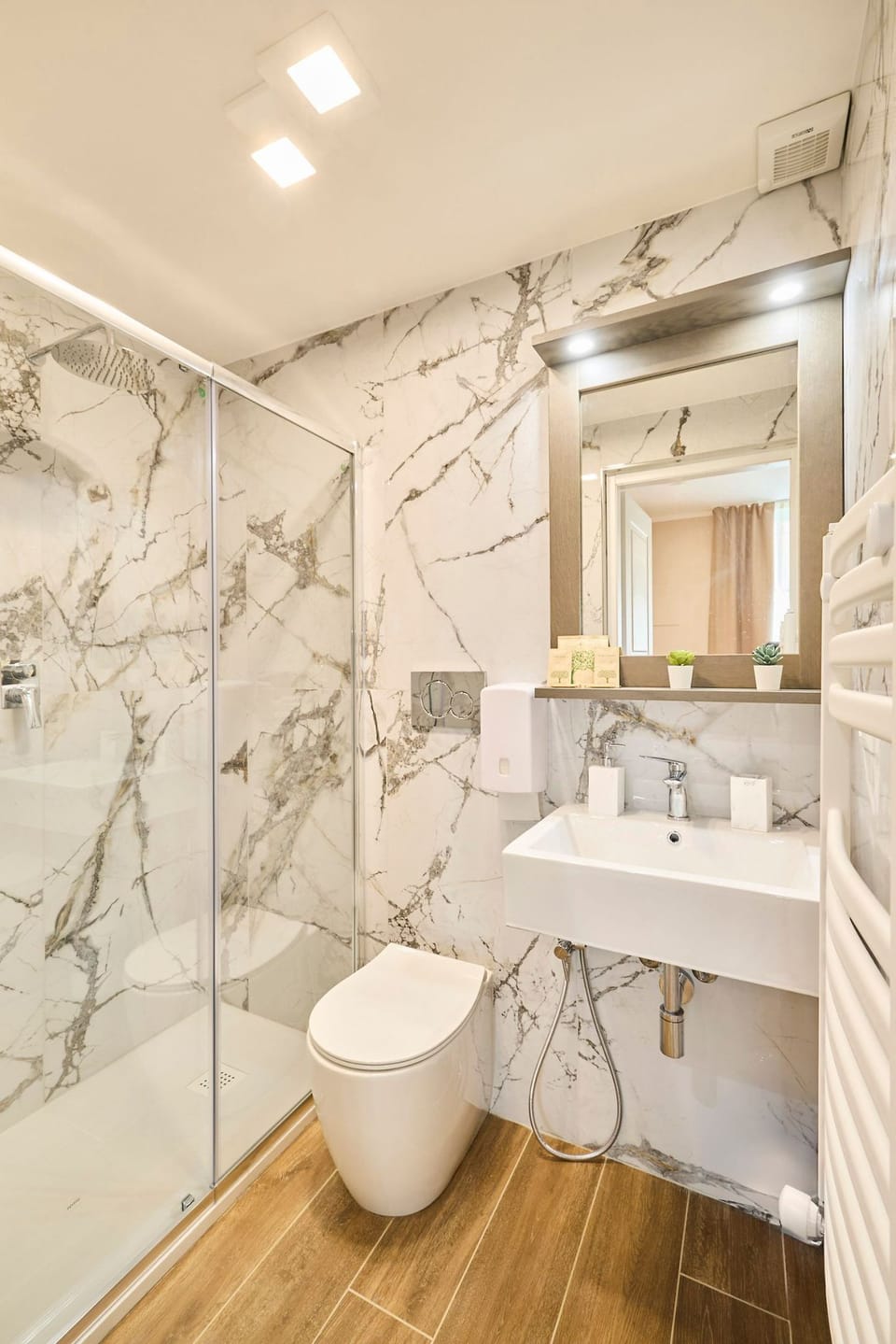 Basic Double Room | Bathroom | Shower, hair dryer, bidet, towels