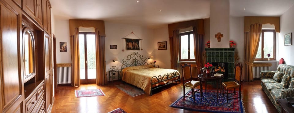 Junior Suite | In-room safe, individually decorated, desk, iron/ironing board