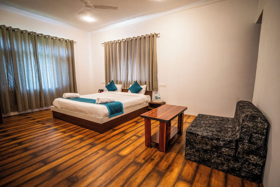 Deluxe Double Room | Iron/ironing board (on request), WiFi (free)