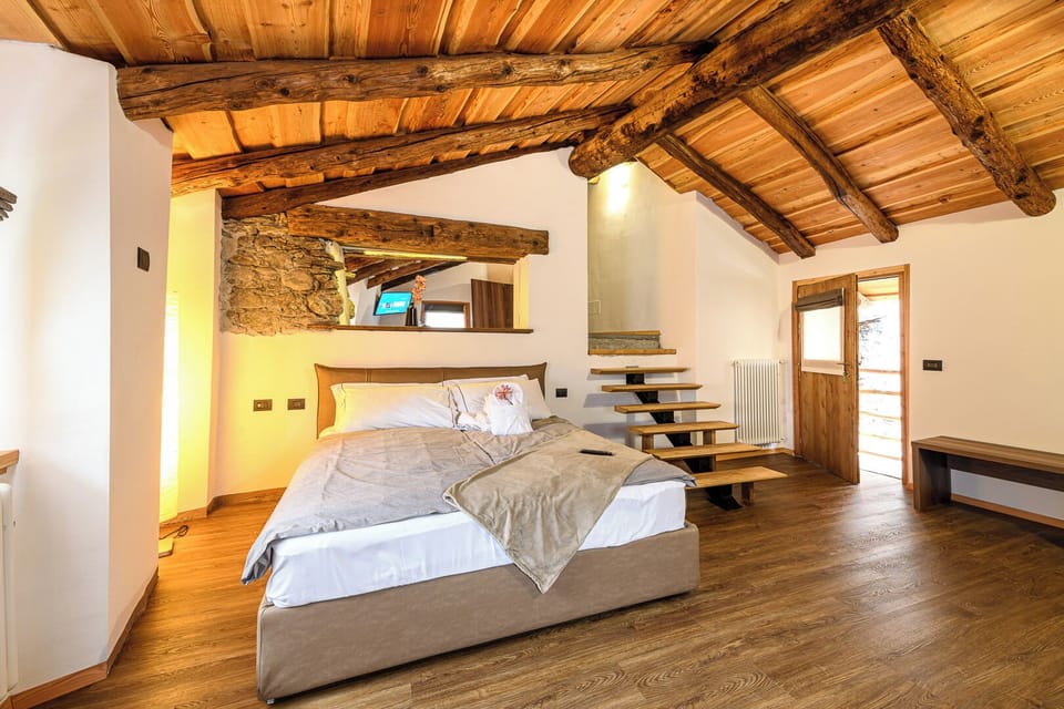 Deluxe Studio Suite, Mountain View | In-room safe, blackout drapes, soundproofing, WiFi (free)