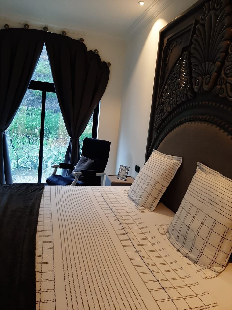 Suite, 1 King Bed, Mountain View | In-room safe, blackout drapes, free WiFi