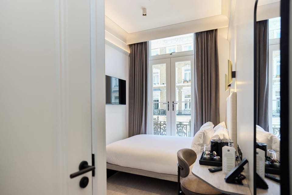 Compact Double | Hypo-allergenic bedding, in-room safe, individually decorated