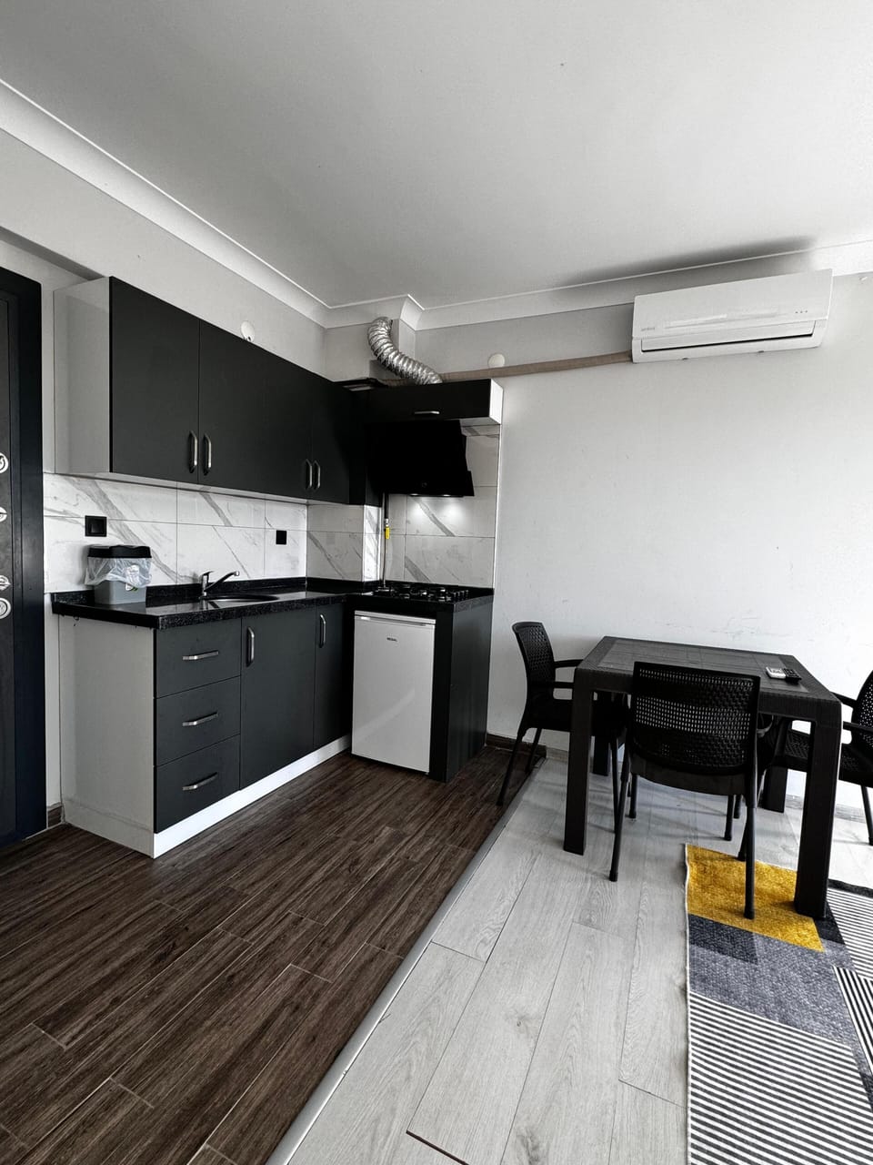 Deluxe Apartment, Balcony, Sea View | Private kitchen | Mini-fridge, stovetop, cookware/dishes/utensils