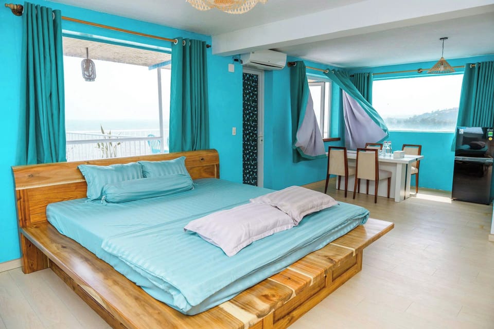 Deluxe Double Room, 1 King Bed, Ocean View | Bathroom | Shower, free toiletries, hair dryer, slippers