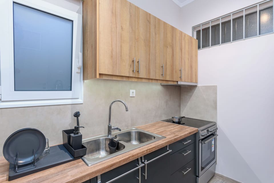 Apartment, 1 Bedroom, Kitchen, City View | Private kitchen | Full-size fridge, microwave, oven, stovetop