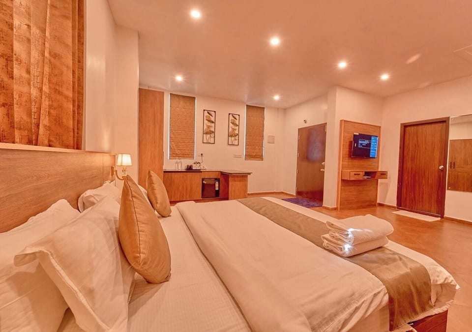 Suite, Balcony, Garden View | Laptop workspace, soundproofing, free WiFi, bed sheets