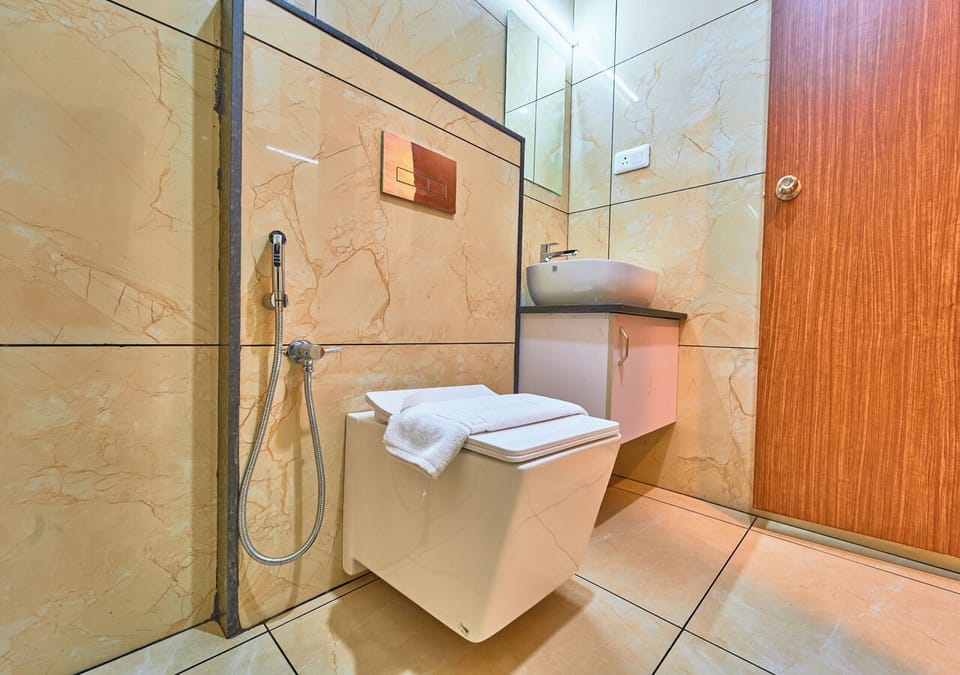 Deluxe Room, Balcony, Garden View | Bathroom
