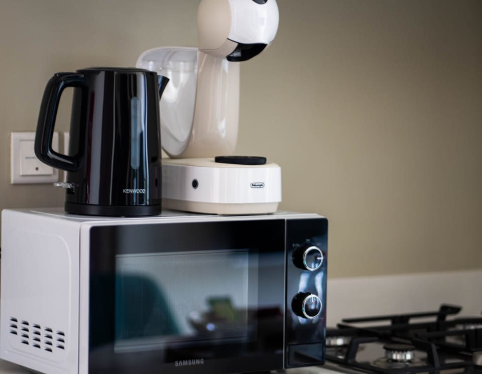 Deluxe Apartment, Balcony, Lake View | Private kitchen | Fridge, microwave, oven, stovetop