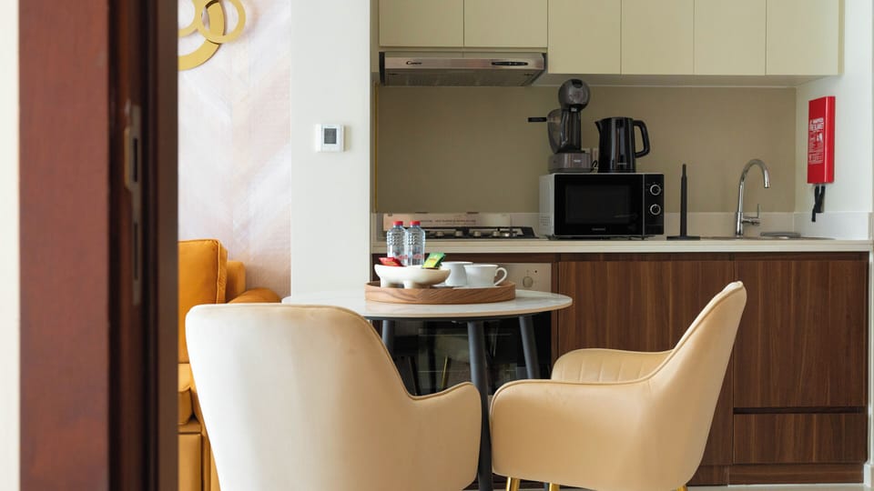 Deluxe Apartment, Balcony, Lake View | Private kitchen | Fridge, microwave, oven, stovetop