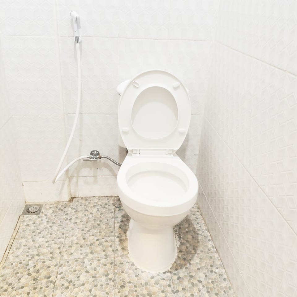 Standard Double Room | Bathroom | Shower, free toiletries, towels, soap