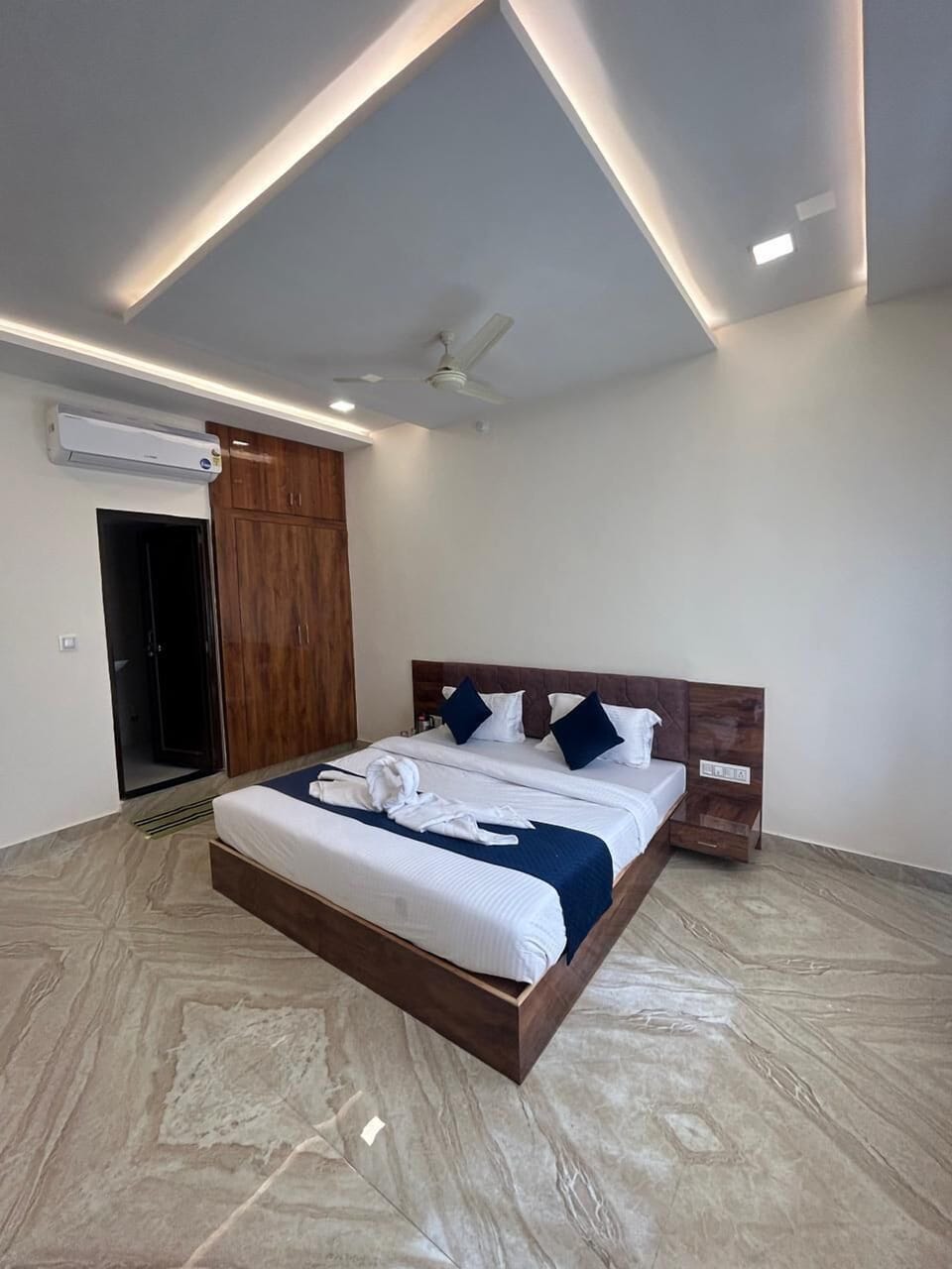Deluxe Double Room, Balcony, Mountain View | Free WiFi, bed sheets