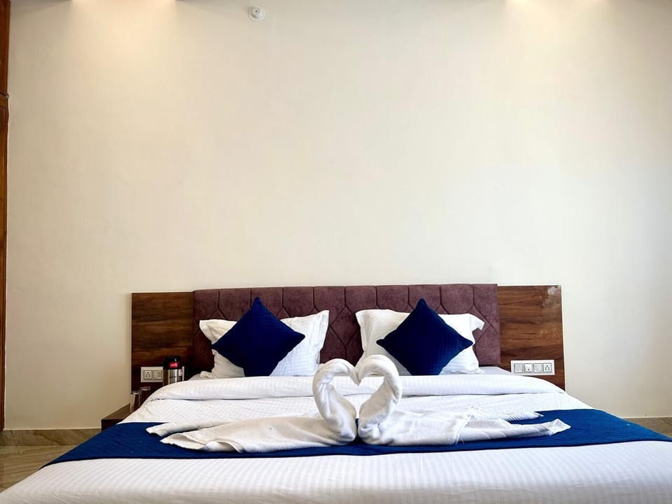 Deluxe Double Room, Balcony, Mountain View | Free WiFi, bed sheets