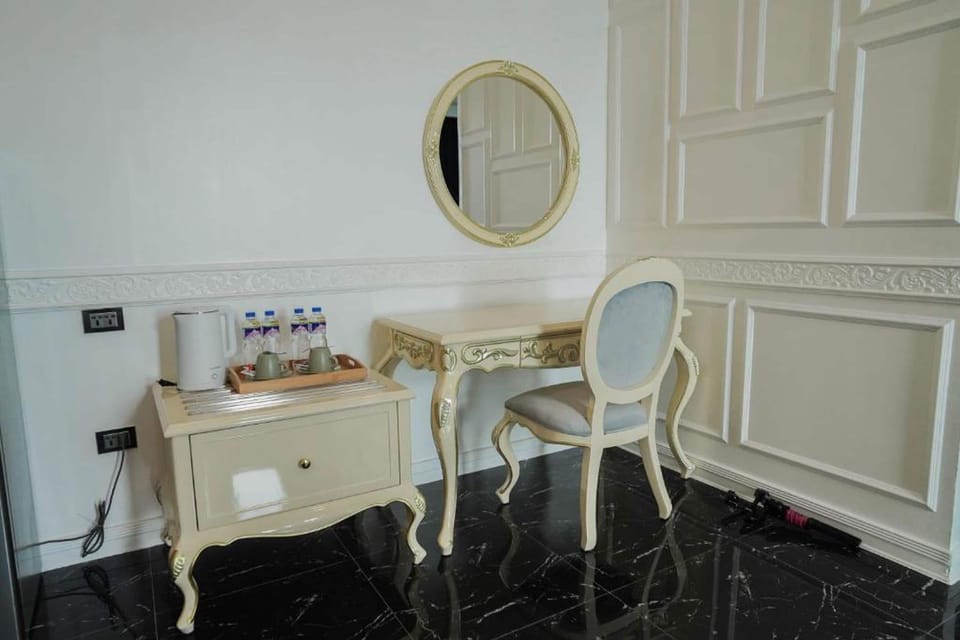Deluxe Suite | Premium bedding, desk, free WiFi, bed sheets