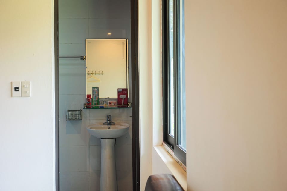 Shower, free toiletries, bidet, towels