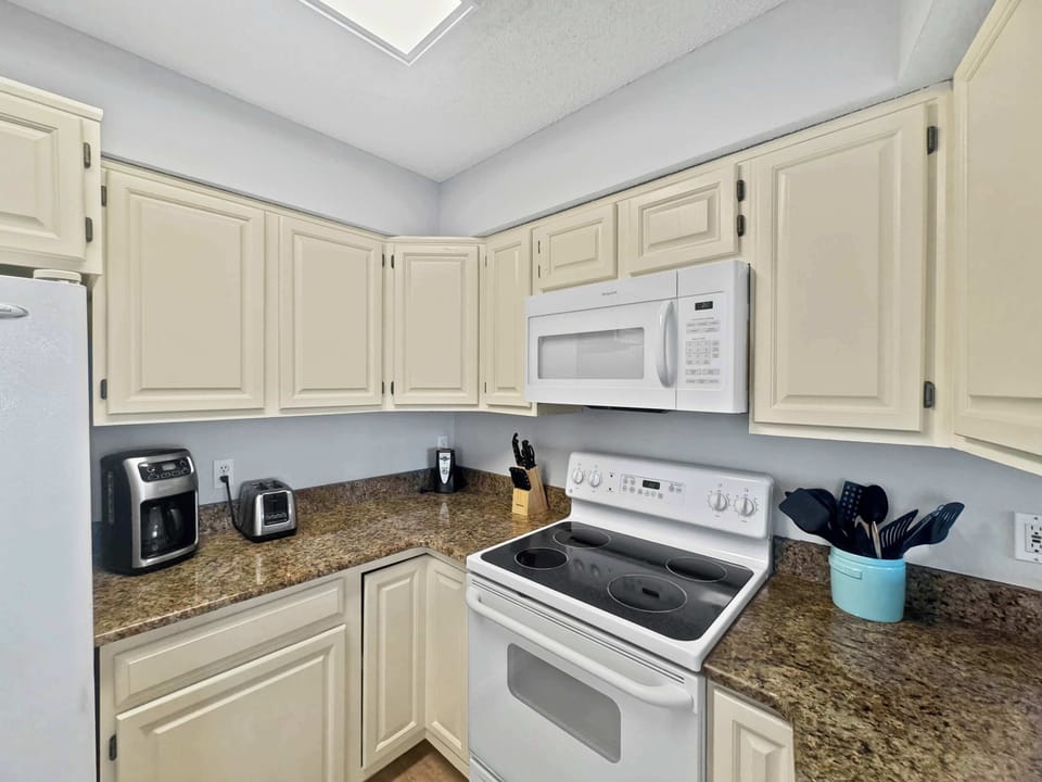 Villa, Multiple Beds, Patio, Partial Ocean View (Emerald Villa) | Private kitchen | Fridge, microwave, oven, stovetop