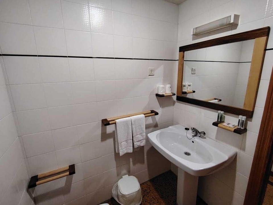Basic Double or Twin Room, Mountain View | Down comforters, bed sheets