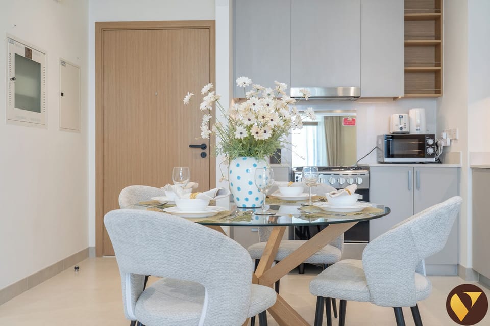 Luxury Apartment, Balcony, City View | In-room dining