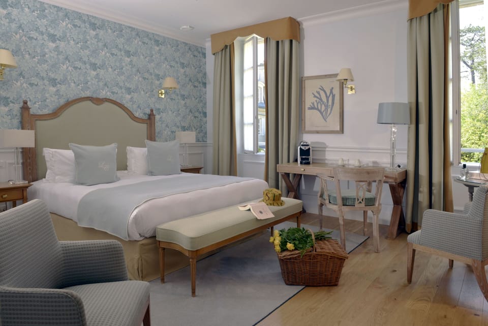 Junior Suite | Minibar, in-room safe, individually decorated, blackout drapes