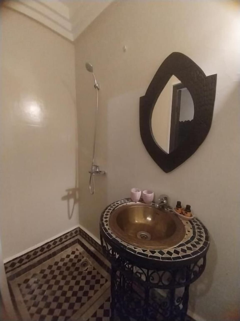 Comfort Double Room | Bathroom | Free toiletries, towels, toilet paper