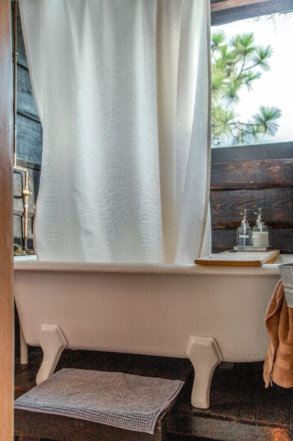 Family Tree House, Mountain View | Bathroom | Towels, soap, shampoo, toilet paper