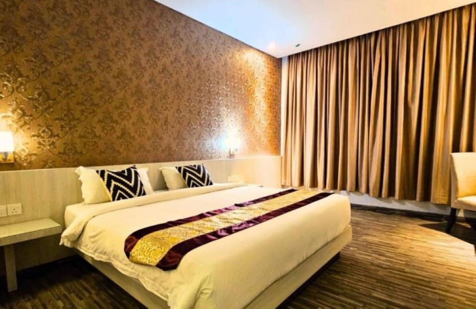 Deluxe Double Room, City View | Desk, laptop workspace, soundproofing, WiFi (free)