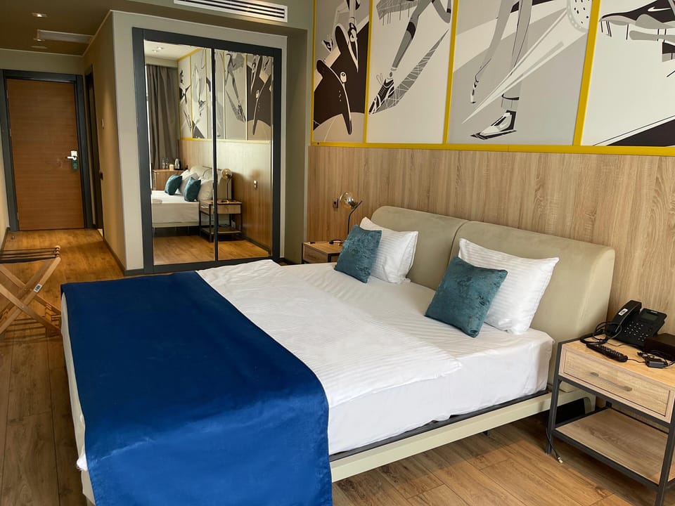 Standard King Room | In-room safe, iron/ironing board, WiFi (free)