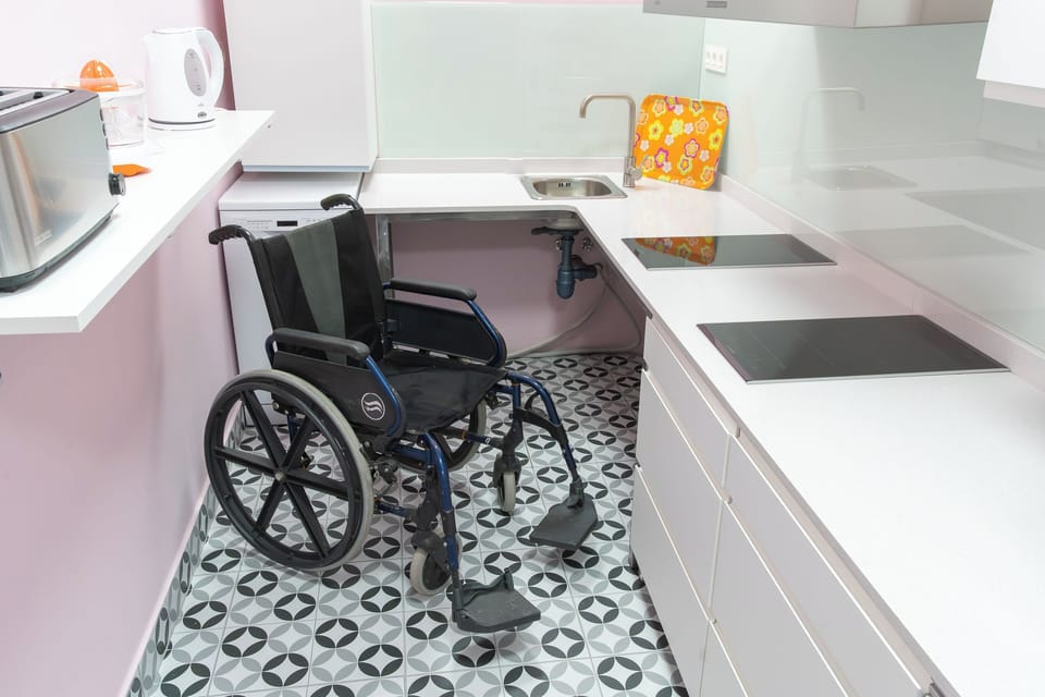 Comfort Shared Dormitory | Shared kitchen | Full-size fridge, microwave, oven, stovetop
