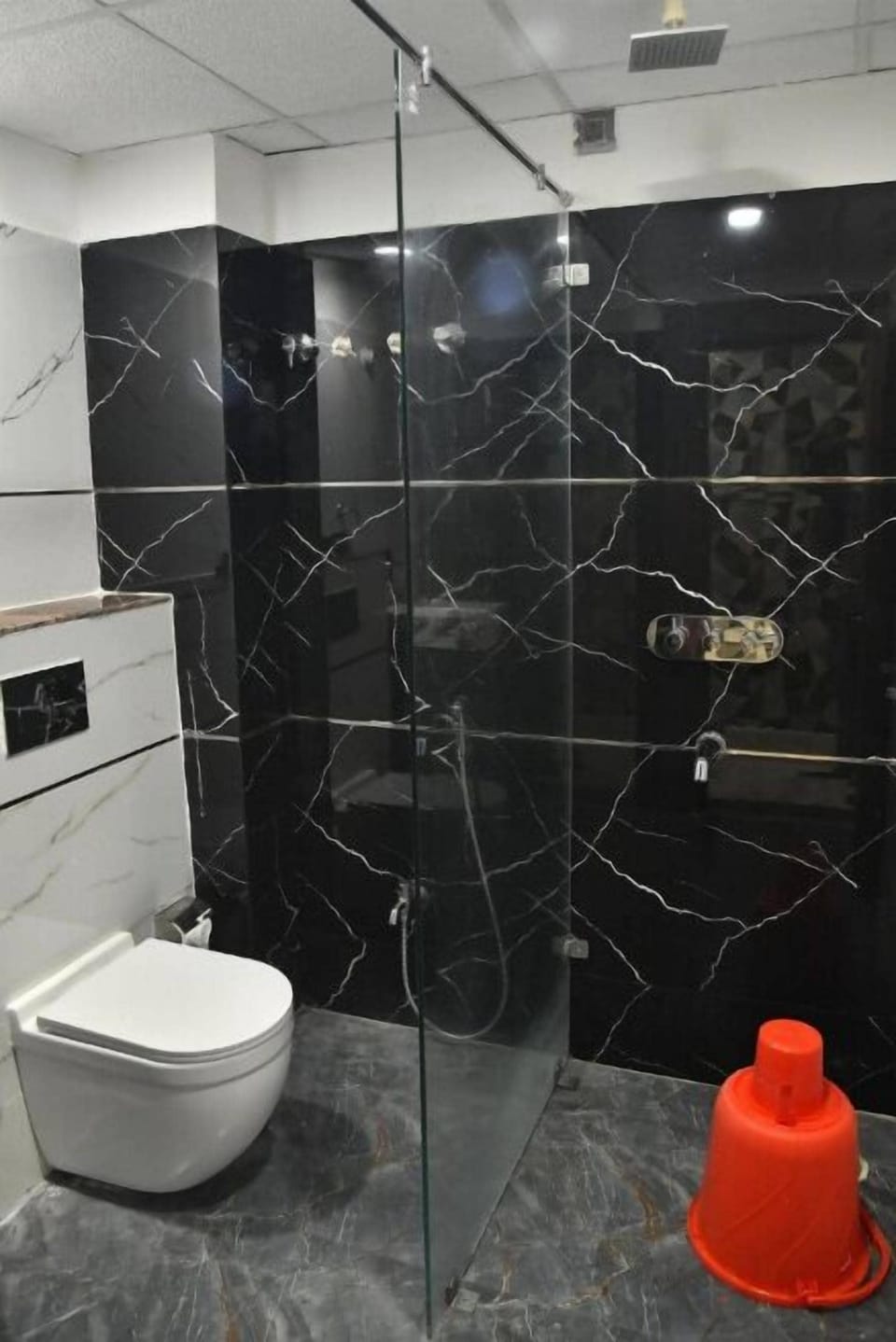 Deluxe Double Room | Bathroom | Slippers