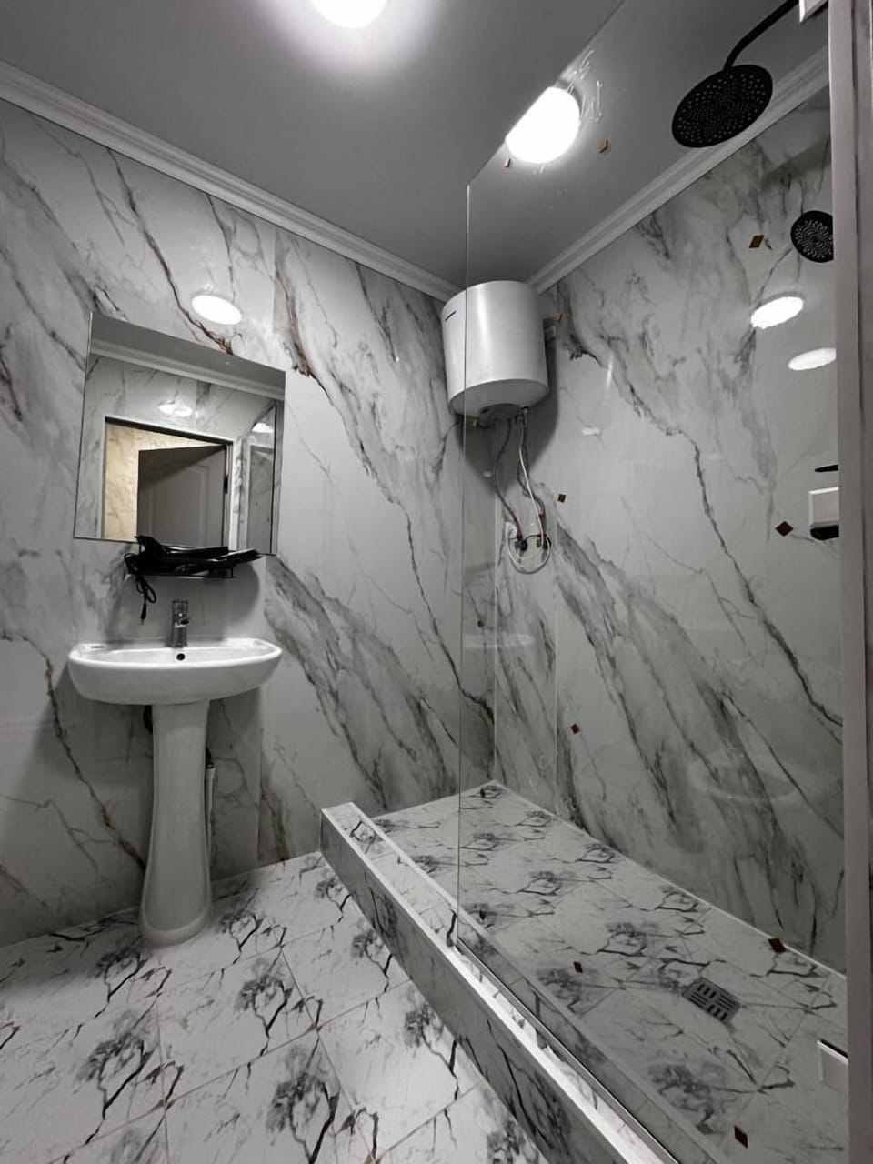 Luxury Double Room | Bathroom | Shower, free toiletries, hair dryer, towels