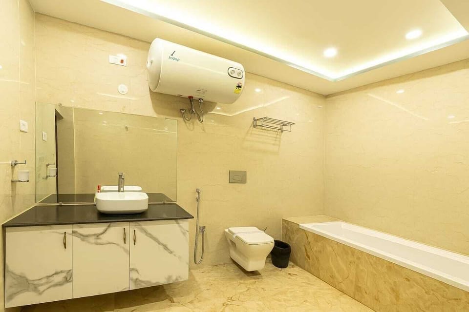 Luxury Suite | Bathroom | Towels, soap, shampoo, toilet paper