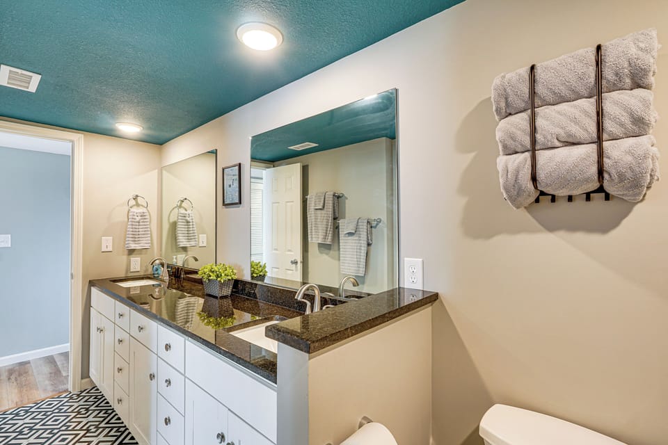 Pool Access & Lake Views: Osage Beach Family Gem Apartment in Osage Beach