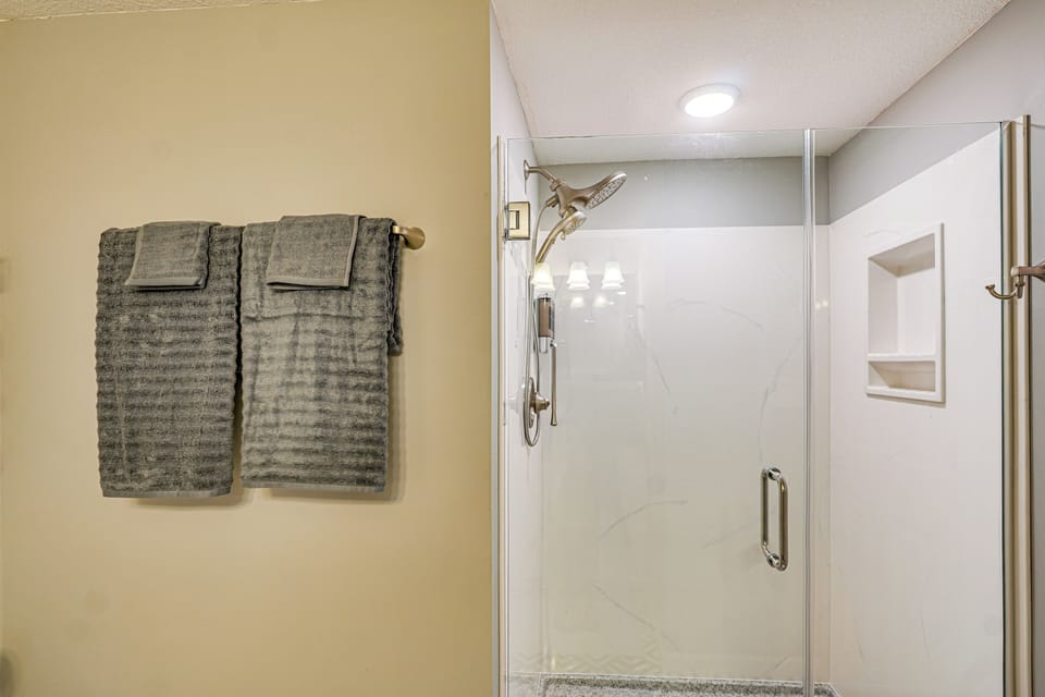 Pool Access & Lake Views: Osage Beach Family Gem Apartment in Osage Beach