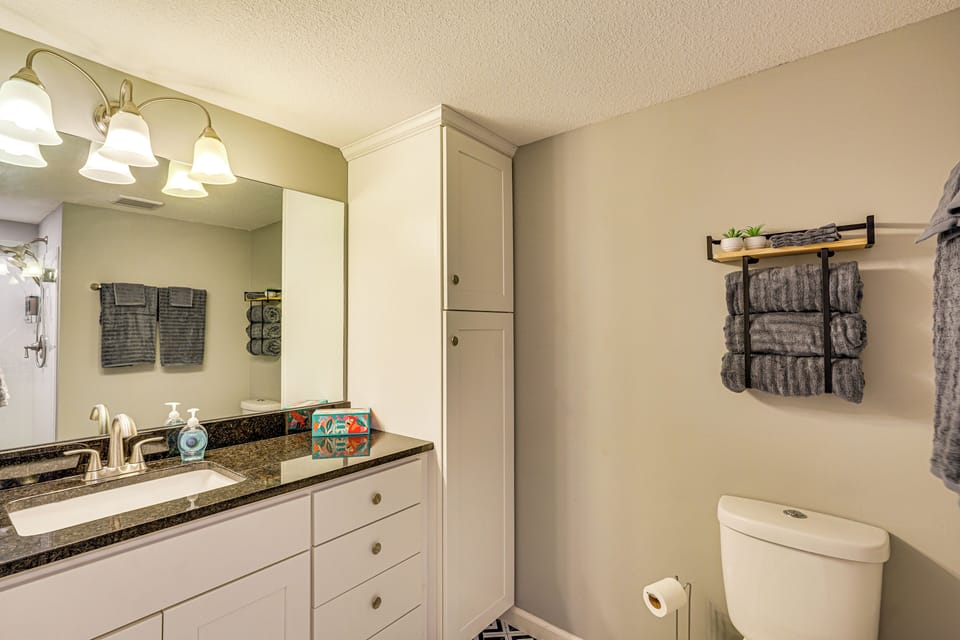 Pool Access & Lake Views: Osage Beach Family Gem Apartment in Osage Beach