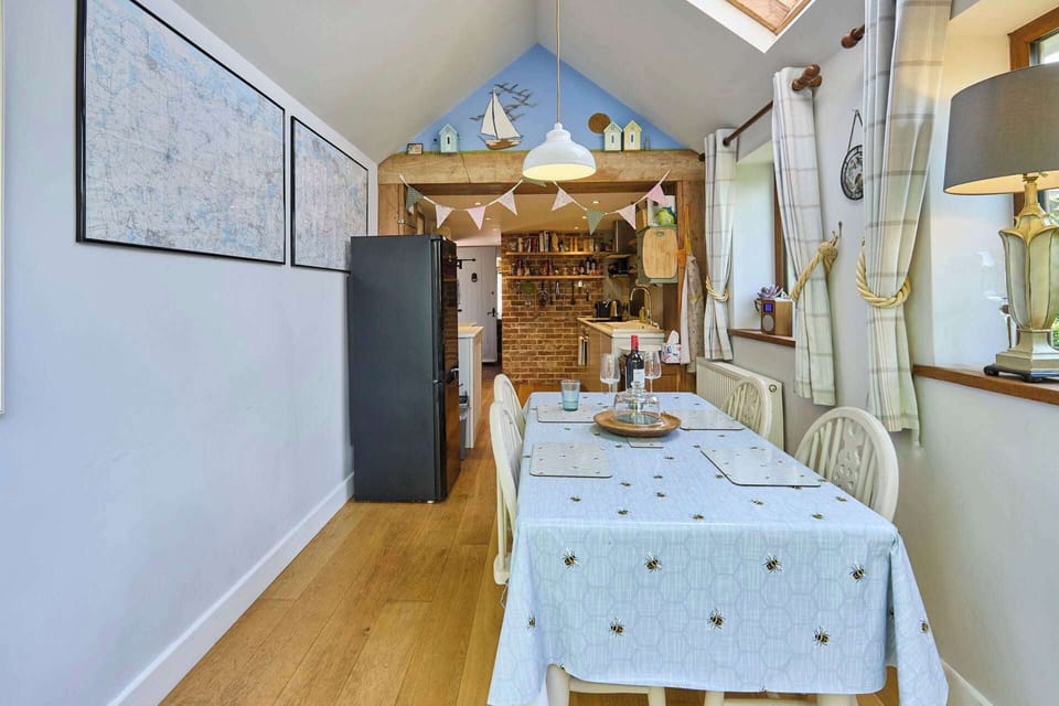 House | 2 bedrooms, desk