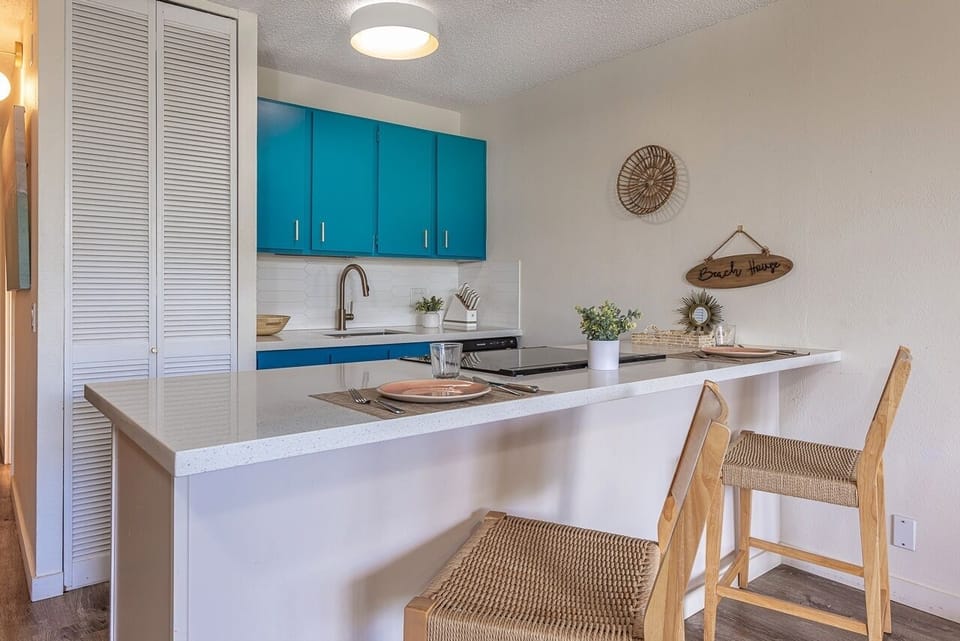 Condo, 1 Bedroom | Private kitchen | Fridge, oven, coffee/tea maker, toaster