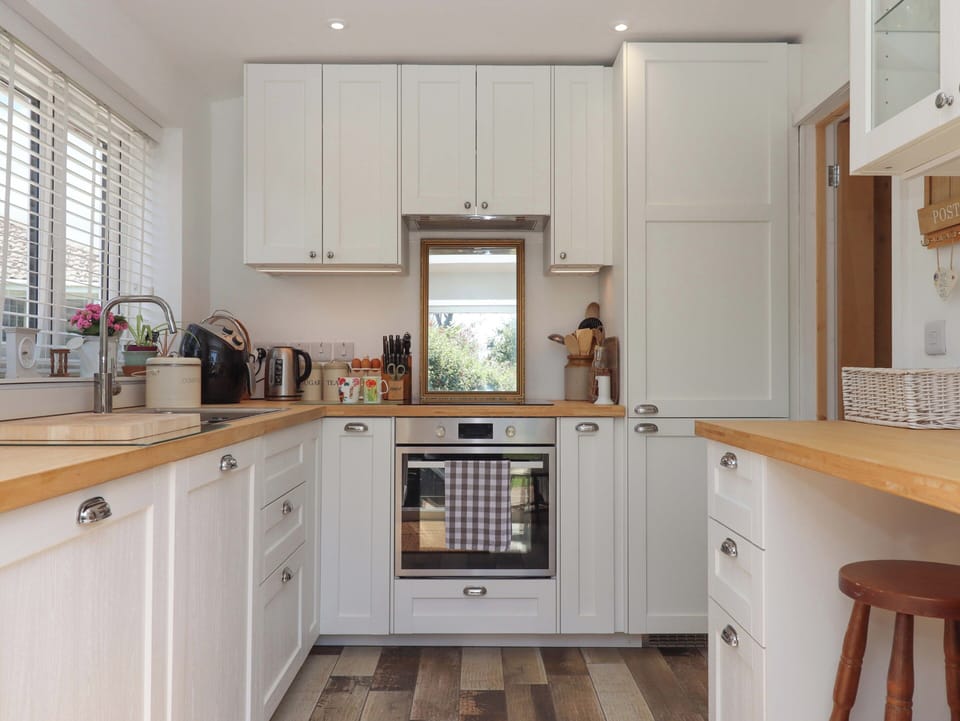 Fridge, dishwasher, cookware/dishes/utensils