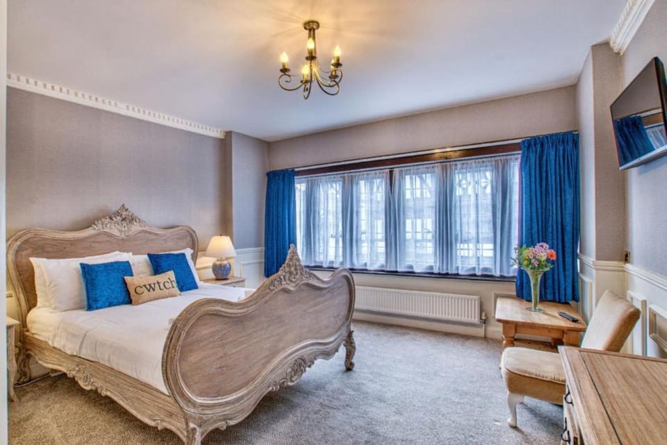 Deluxe Double Room | Premium bedding, iron/ironing board (on request), WiFi (free)