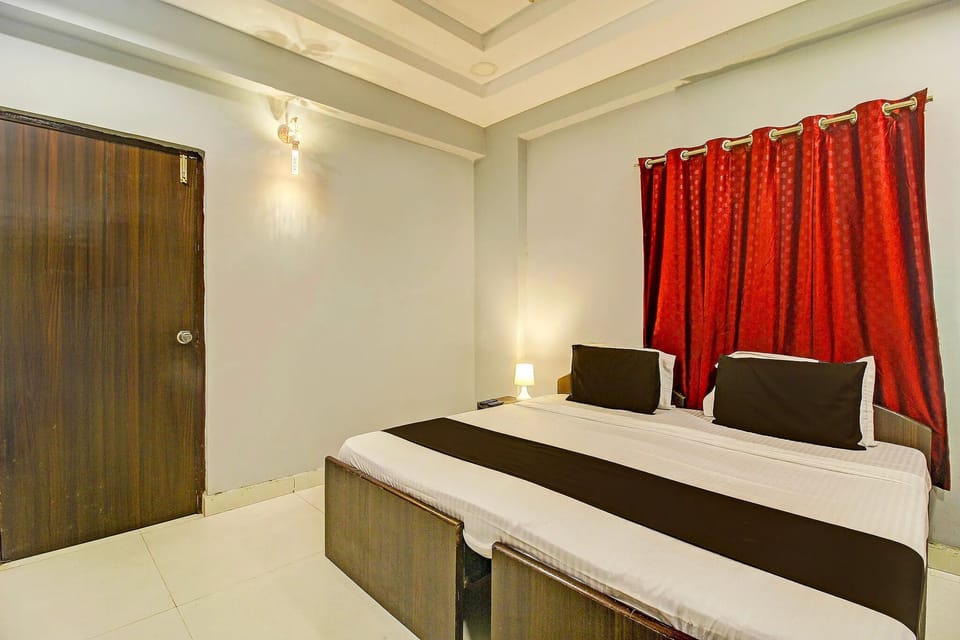 Deluxe Double Room, 1 King Bed, Smoking, City View | Desk, laptop workspace, free WiFi