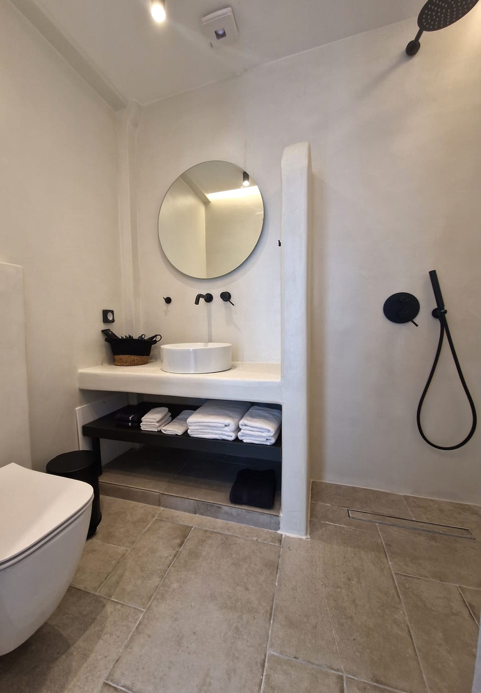 Deluxe Double Room | Bathroom | Shower, hair dryer, slippers, towels