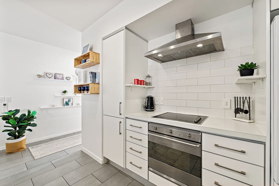 Deluxe Apartment, 2 Bedrooms, Pool View | Private kitchen