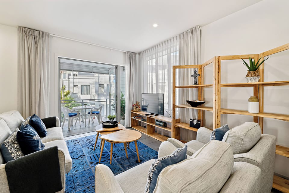 Deluxe Apartment, 2 Bedrooms, Pool View | Living area