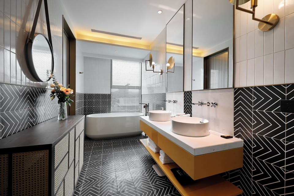 Deluxe King Room with Audio-Visual Experience | Bathroom | Hair dryer, slippers, towels, shampoo