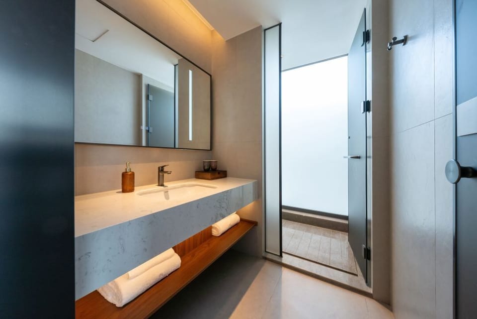 Standard Twin Room, City View | Bathroom | Slippers