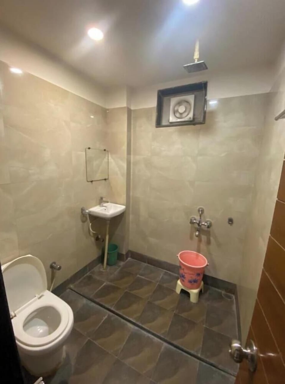 Shower, free toiletries, bathrobes, bidet