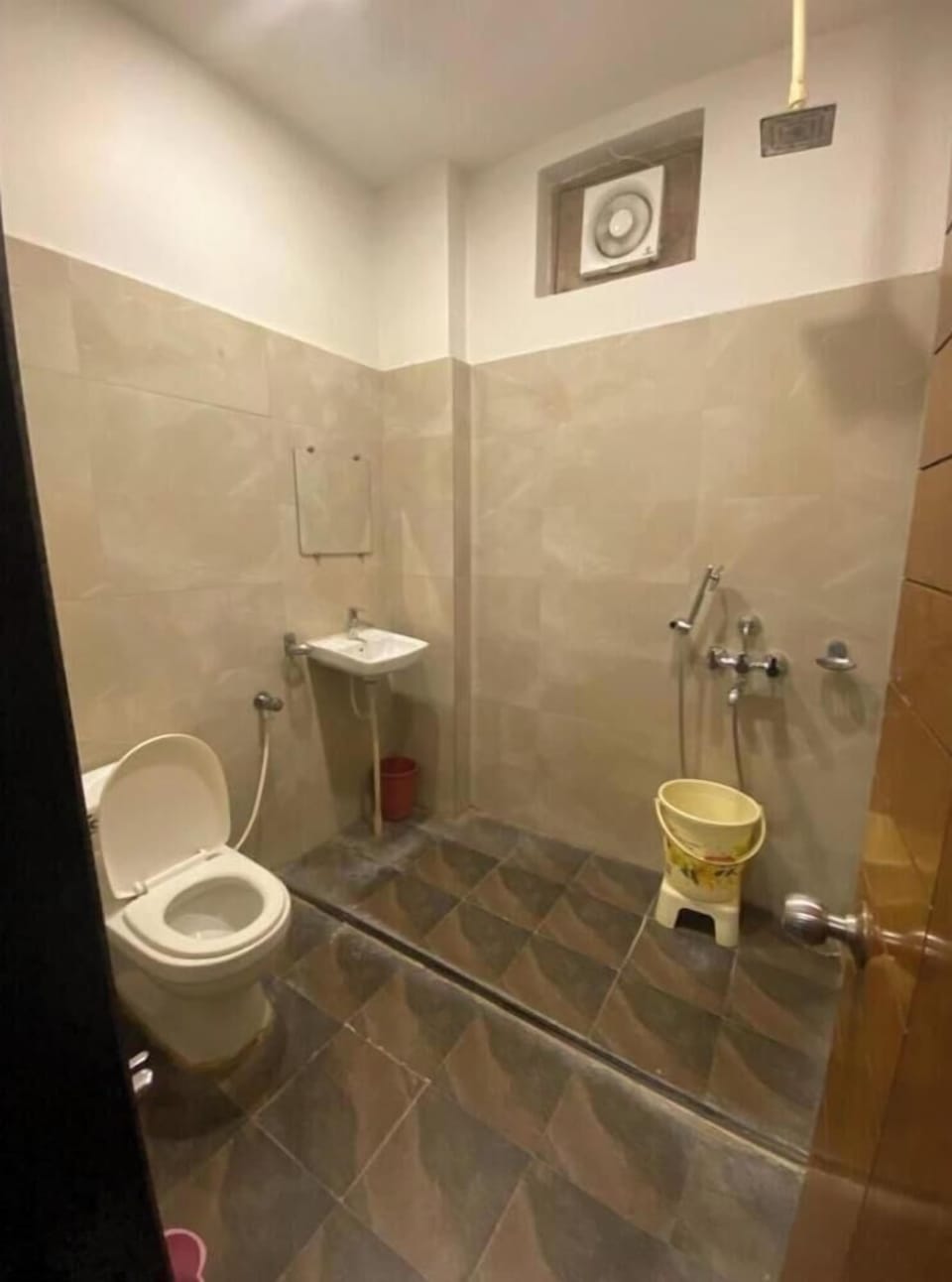 Shower, free toiletries, bathrobes, bidet